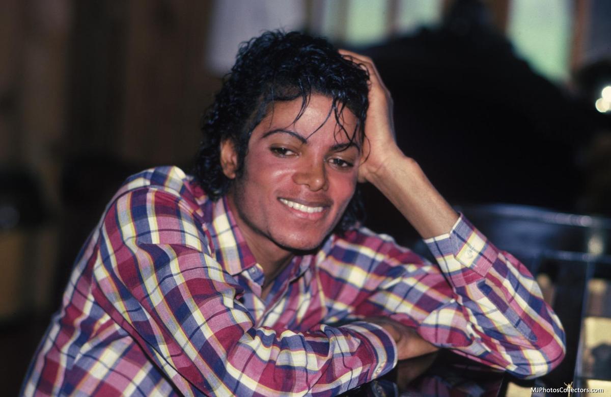 Michael-michael-jackson-25041751-1599-10