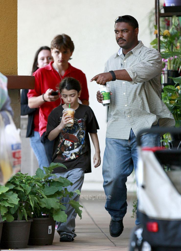 HQ-Prince-Paris-And-Blanket-At-Starbucks