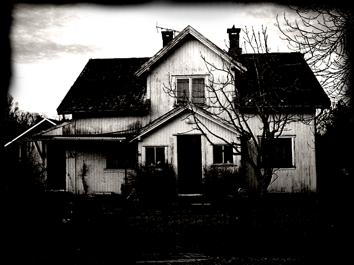 creepy house by kaoticum