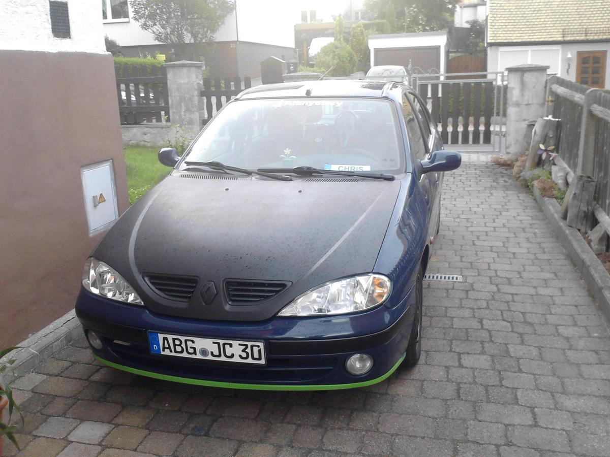 Mattschwarze Motorhaube