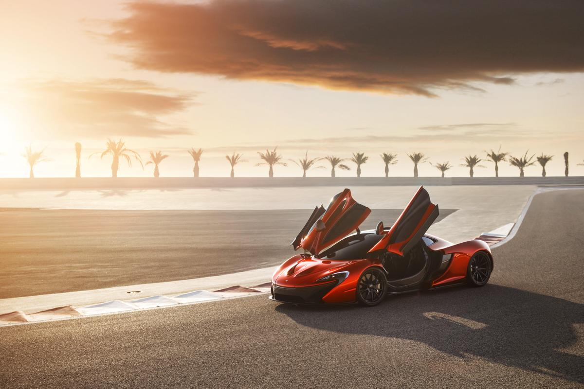 2013 McLaren P1 front view