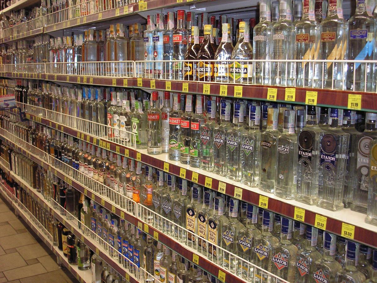 Regal mit Wodka