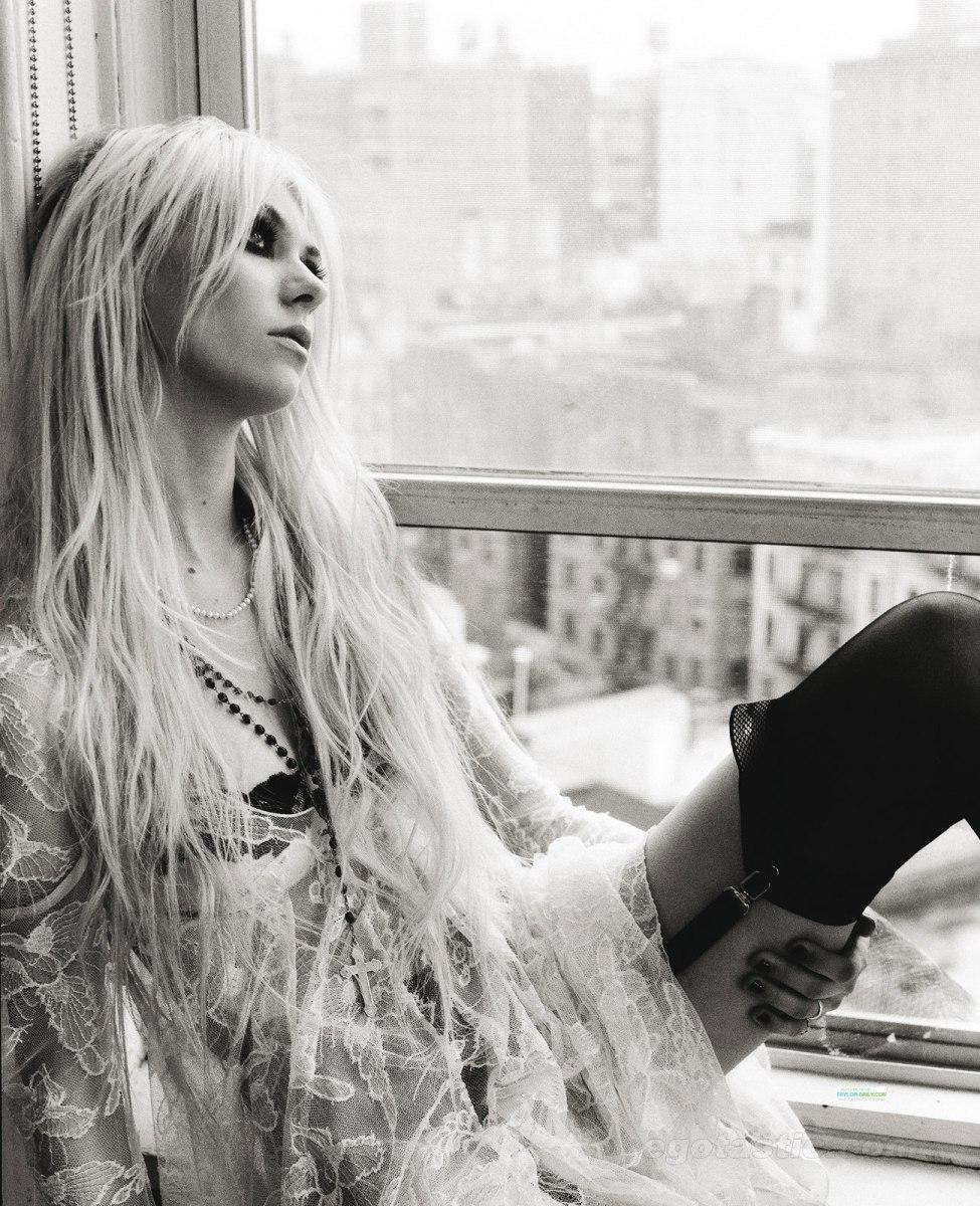 Taylor-Momsen-Sexy-Light-Me-Up-Album-Sho