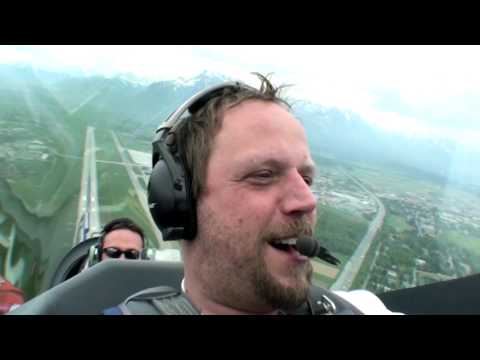 Youtube: Smudo von Fanta 4 fliegt mit Red Bull Air Race Pilot Dolderer (Deutsch)