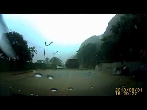 Youtube: Felsen knapp an Auto vorbei - crasht fast - Car almost crashed by boulder - Hot NEWS Blog