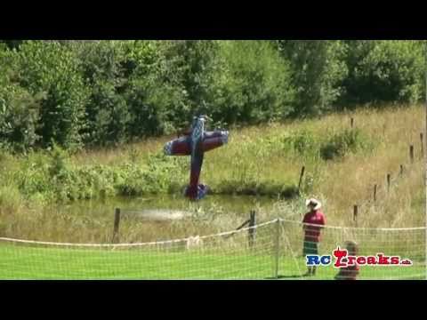 Youtube: Verrückt! Synchron Kunstflug mit RC Modell - Flugzeug Heck taucht ins Wasser
