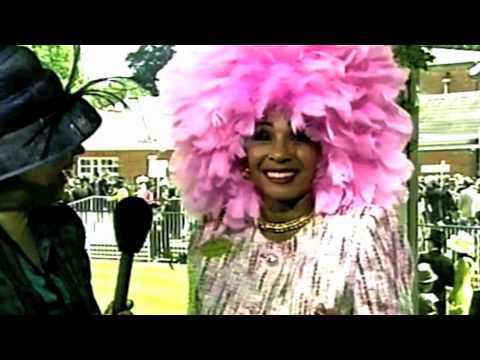 Youtube: Dame Shirley Bassey - Tra La La