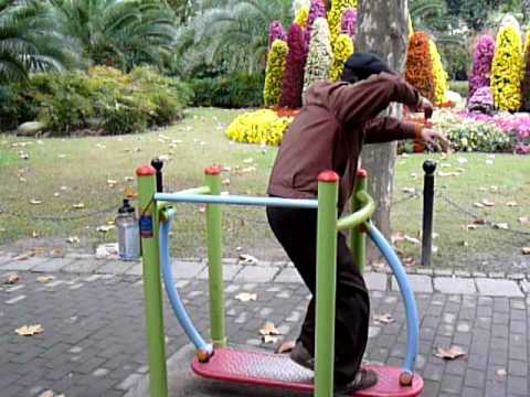 Youtube: Old chinese man practice Tai Chi