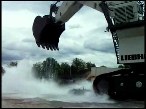 Youtube: Größter Bagger der Welt wäscht Auto...Liebherr car wash (Auto waschen für große)