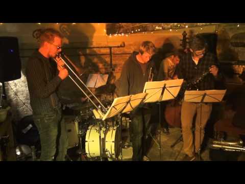 Youtube: Horse Orchestra - Nackte Frau mit Brille