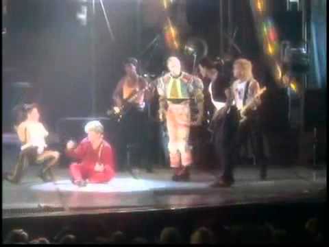 Youtube: David Bowie - Fashion (Glass Spider Tour)