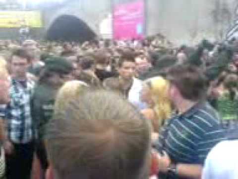 Youtube: Sicht direkt auf die Treppe - Loveparade 2010 Duisburg Germany Massenpanik
