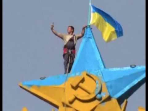 Youtube: Украинский флаг установили на сталинской высотке в центре Москвы и сделали селфи дня