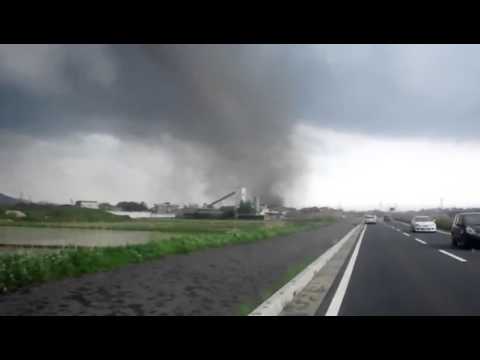 Youtube: 07.05.2012 Tokyo UFO in tornado 2012 (Tsukuba, Ibaraki!)