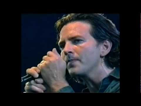 Youtube: Can't Help Falling In Love - Pearl Jam (Elvis Presley Cover)