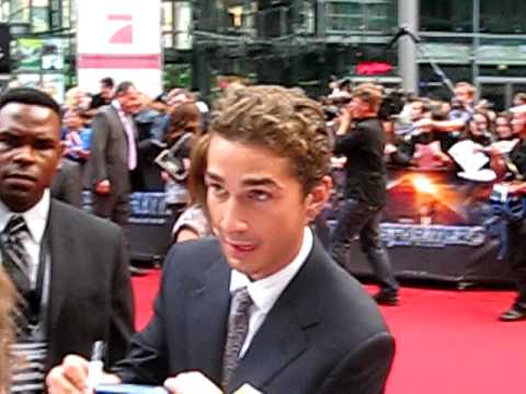 Youtube: Shia LaBeouf SCREAMING at Fans during premiere of Transformers 2