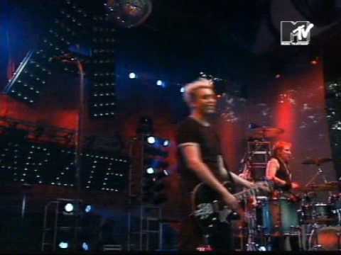 Youtube: Die Ärzte - Live 2003 - 20 Jahre Netto - 10 - 2000 Mädchen.avi