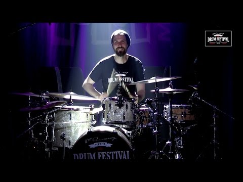 Youtube: MEINL DRUM FESTIVAL 2015 – Benny Greb’s Moving Parts – “Nodding Hill” & Benny's drumsolo