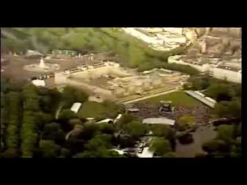 Youtube: Brian May - 'God Save The Queen' on the roof of Buckingham Palace