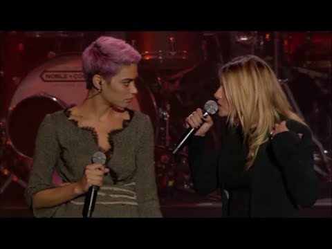 Youtube: Emma & Elodie - Io Di Te Non Ho Paura (Amiche in Arena)