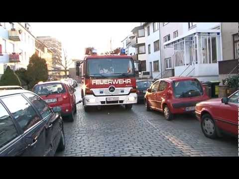 Youtube: Feuerwehr rammt Autos zur Seite