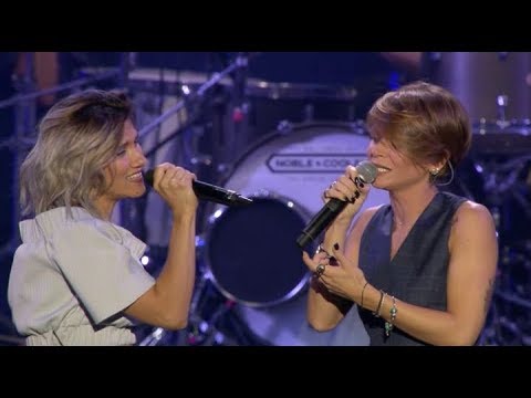Youtube: Elisa & Alessandra Amoroso - Comunque Andare (Amiche in Arena)