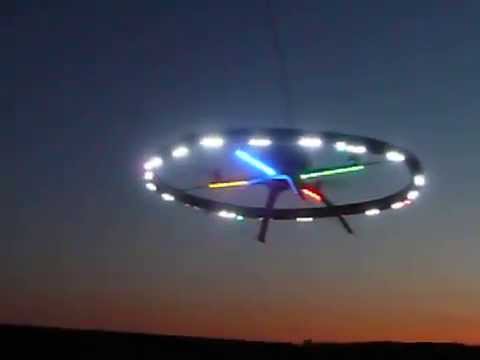 Youtube: Quadrocopter als Ufo bei Nacht