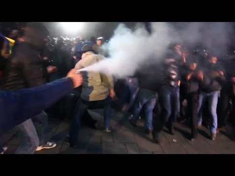 Youtube: Manifestation + violents affrontements (Euromaidan) / Kiev - (UA) 24 novembre 2013  Киев Евромайдан