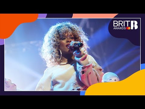 Youtube: Rihanna - We Found Love (Live at The BRITs 2012)