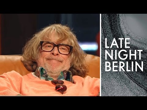 Youtube: Helge Schneider im Alltag: Was macht er die ganze Zeit? | Late Night Berlin | ProSieben