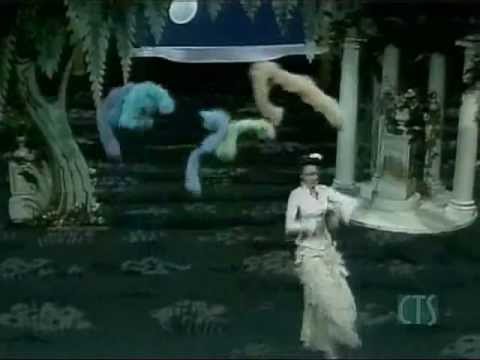 Youtube: Muppets - Marisa Berensen - dances to "Borsalino"