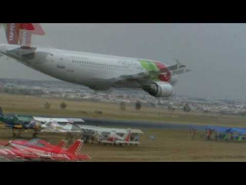 Youtube: TAP Airbus A310 Low Pass Turn - Portugal Airshow 2007, Evora (Uncut HD Version)
