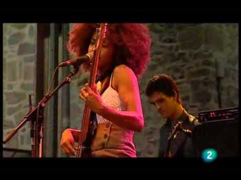 Youtube: Esperanza Spalding - "I Know You Know / Smile Like That" (Live in San Sebastian july 23, 2009 - 3/9)