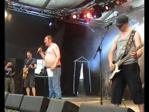 Youtube: Die Kassierer - Wacken 2010 - Das schlimmst ist wenn das Bier alle ist - live