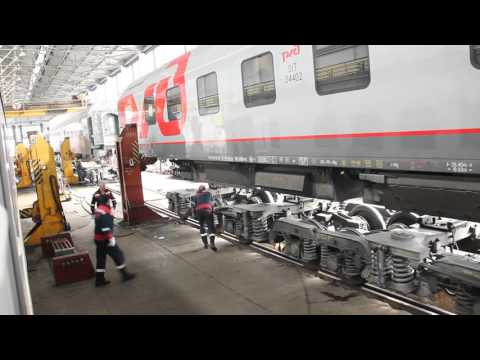 Youtube: Changing bogies of the train Praha/Wien - Moscow at Brest