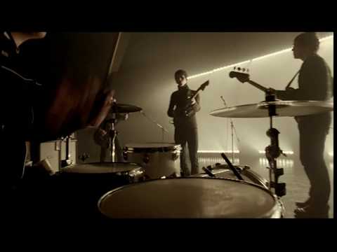 Youtube: Arctic Monkeys - Brianstorm (Official Video)