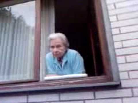 Youtube: oma rastet aus