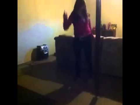 Youtube: Mädchen knallt beim tanzen mit Kopf an stange
