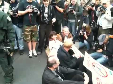 Youtube: 1. Mai 2010 in Berlin - Berliner Politiker protestieren mit Sitzblockade