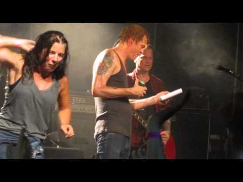 Youtube: Die Toten Hosen - "Warten auf dich" live im Conne Island Leipzig, 24.08.2015