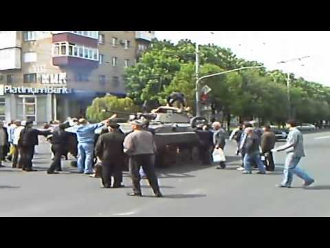 Youtube: Junge und Alte versuchen die Panzer in Mariupol aufzuhalten