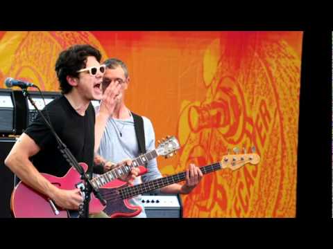 Youtube: John Mayer - Ain't No Sunshine  - Live at the Crossroads Guitar Festival 2010
