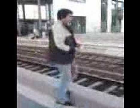 Youtube: Zugedröhnter Junkie am Bahnhof Siegburg tanzt!