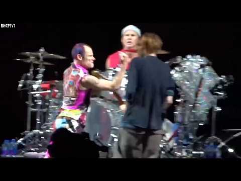 Youtube: Flea Was Furious With His Bass Tech, But Anthony Noticed That His In-Ear Monitor Wasn’t On His Ear!
