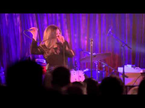 Youtube: Lisa Marie Presley - Sticks & Stones (Live)