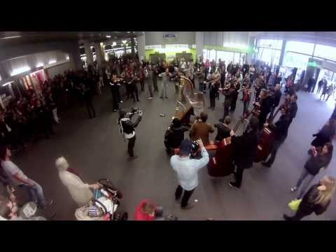 Youtube: Doryan-Emmanuel Rappaz - J. Offenbach, Flashmob Barcarolle Orchestre de Chambre de Lausanne