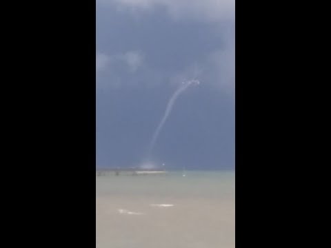 Youtube: Ovni desactivando un tornado en Rimini, Italia - 09 Julio 2019