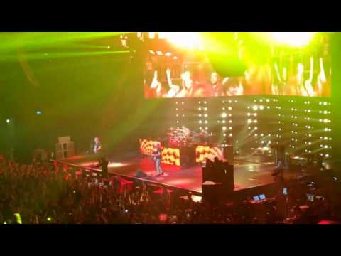 Youtube: Blink 182 - All The Small Things (live) London