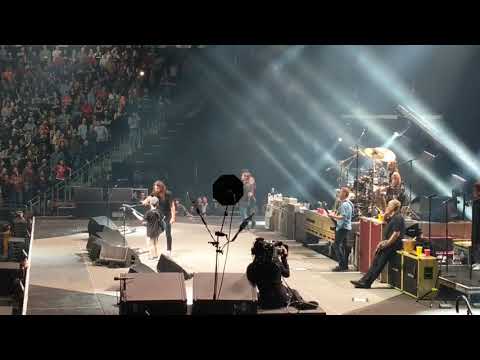 Youtube: Kid plays guitar on stage with The Foo Fighters, and gets Dave Grohl's guitar!