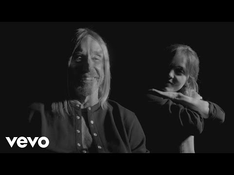 Youtube: Clio, Iggy Pop - L'appartement (en duo avec Iggy Pop) (Clip officiel)